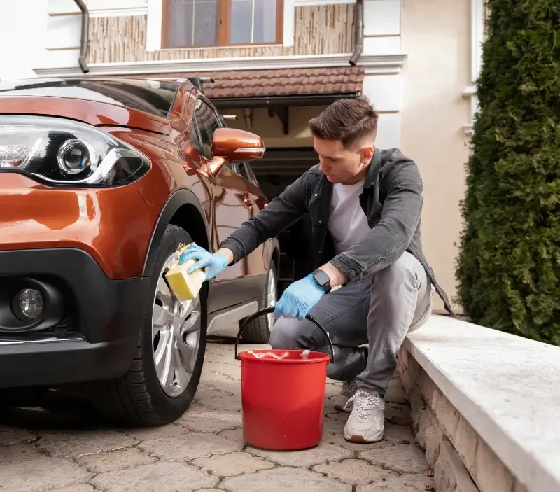 Lavage auto à domicile Le Passage : professionnel intervenant sur un véhicule